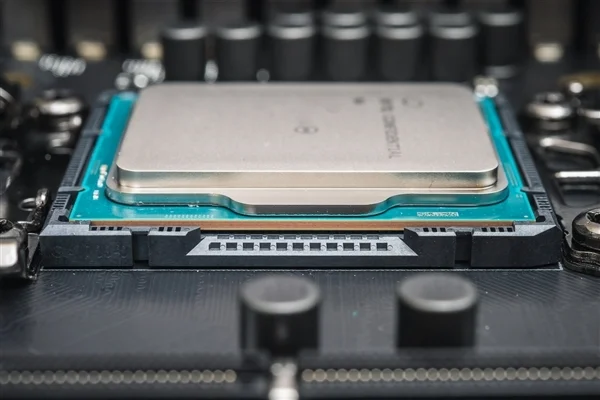 被约谈后中国厂商能多买华为吗！英伟达尚未拿到H20许可证：美国商务部积压案件多