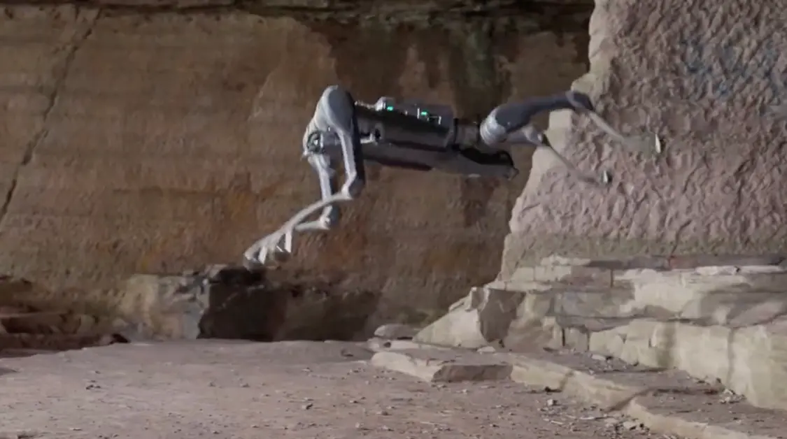 宇树发布新款四足机器狗：重约37Kg，能越野和负重爬山