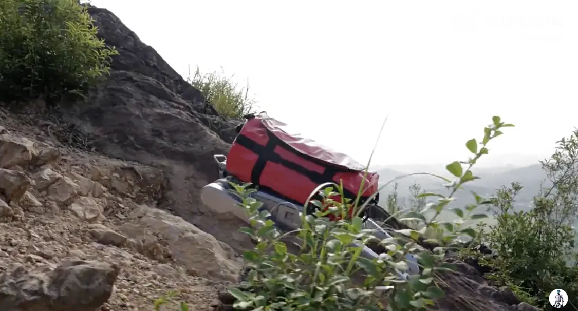 宇树发布新款四足机器狗：重约37Kg，能越野和负重爬山