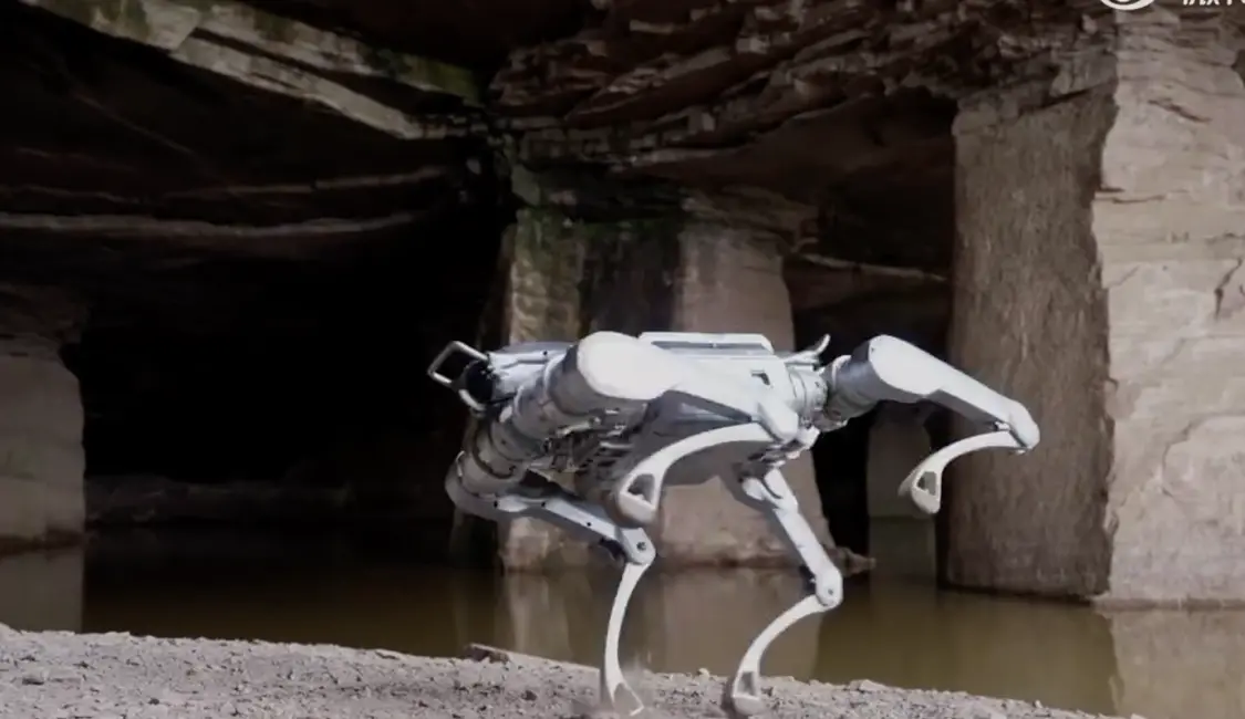 宇树发布新款四足机器狗：重约37Kg，能越野和负重爬山