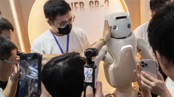 傅利叶GR-3人形机器人亮相 观众：触感太真实了 想和它拥抱