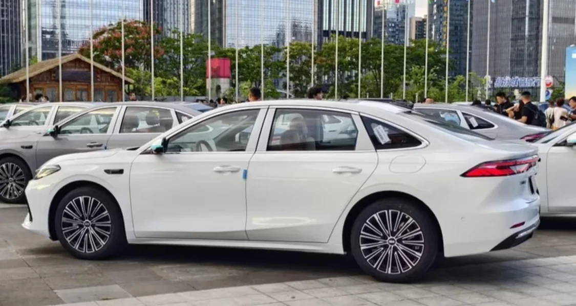 吉利银河A7混动家轿上市：8.18万元起，百公里馈电油耗2.67L