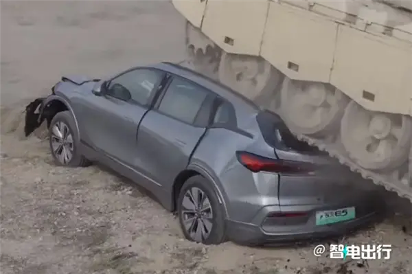 i8和卡车对撞之后：最该被喷的或许不是理想