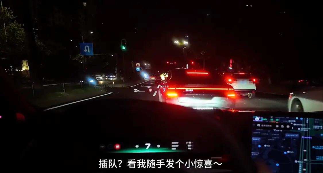 全新小鹏P7 AR-HUD新增AR互动游戏：可随机扔笑脸、烟花