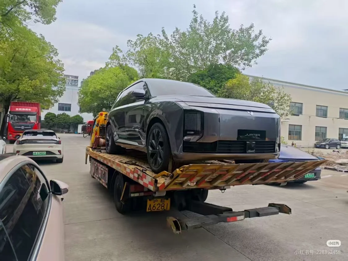 极越09中大型SUV实车曝光：配像素大灯 网友表示像理想