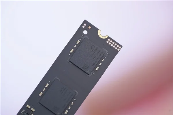 疾速7000MB/s！长江存储PC450 1TB SSD图赏