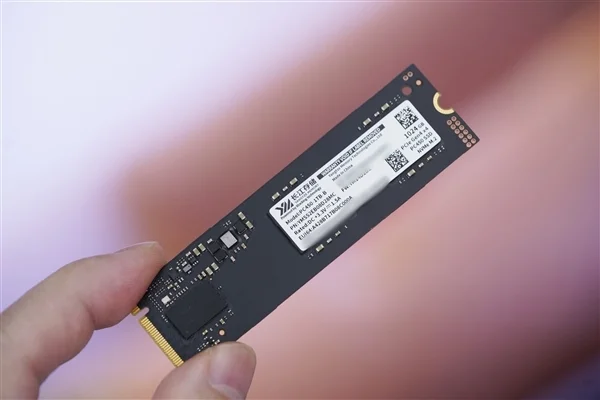 疾速7000MB/s！长江存储PC450 1TB SSD图赏