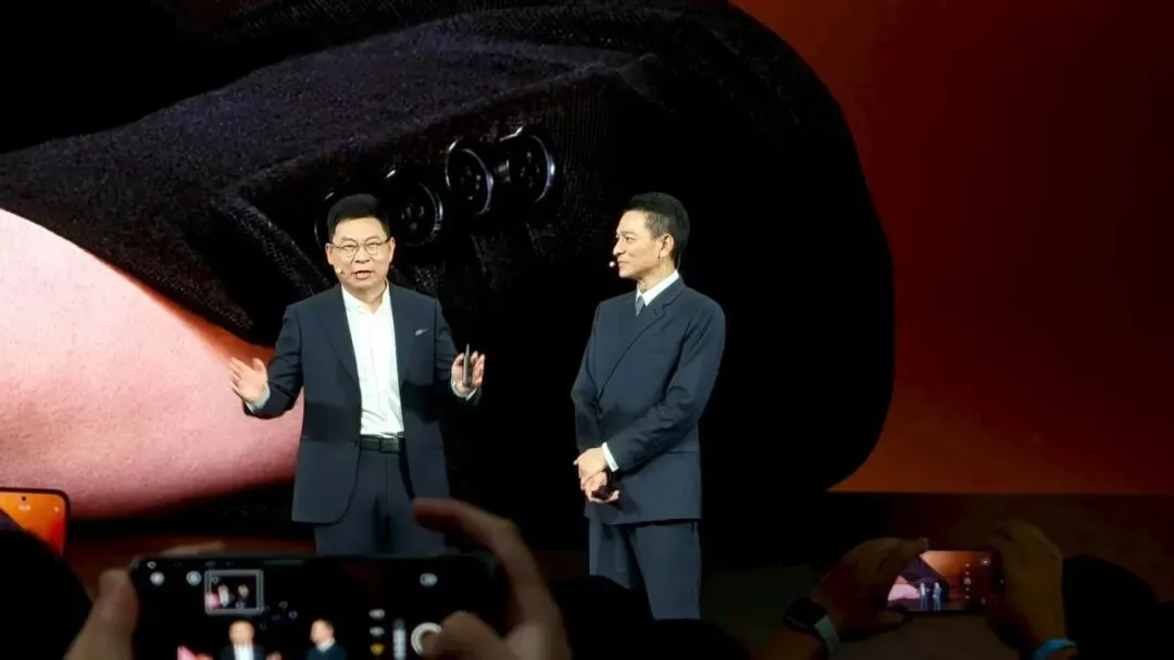 ▲余承东（左）与刘德华（右）