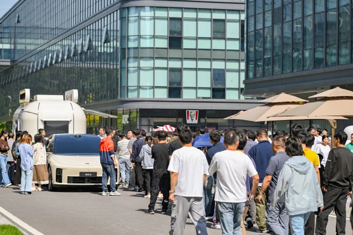 李想：理想i6新颜色正式命名为&ldquo;云朵黄&rdquo; 9月底开始交车